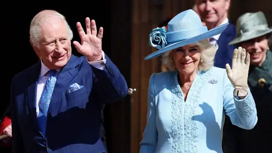  III. Károly brit uralkodó és felesége, Kamilla királyné a húsvéti misére érkezik a windsori Szent György-kápolnába 2025. április 20-án (Fotó: MTI/Andy Rain)