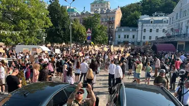 Kijevben több százan tüntetnek az Elnöki Hivatal közelében Mihajlo Fedorov védelmi miniszter leváltása ellen. Фото УП
