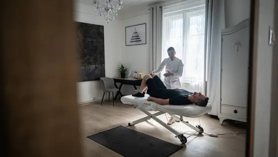  Gyógytornás kezelés 2026. április 8-án. Fotó: Tövissi Bence / Index