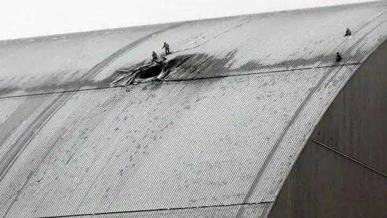 Mentők dolgoznak azon a helyszínen, ahol 2025. január 14-én egy robbanófejjel felszerelt orosz támadó drón csapódott be az ukrajnai Kijev megyében található csernobili atomerőmű Új Biztonsági Burkolatába. Fotó: Tarasov / Ukrinform / NurPhoto / Getty Images Hungary