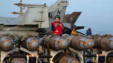 Amerikai tengerészek lőszert mozgatnak a USS Abraham Lincoln repülőgép-hordozó fedélzetén az Arab-tengeren 2026. február 27-én. Fotó: U.S. Central Command / Handout / Getty Images