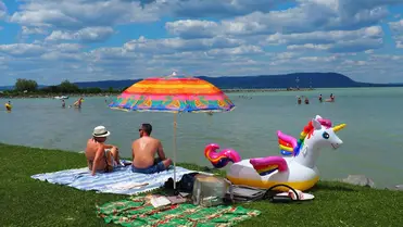 Napozók a Balatonnál. Fotó: Shutterstock