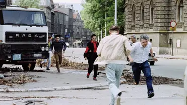 Fedezékbe futó emberek Szarajevóban 1992. július 12-én. Fotó: Pascal Guyot / AFP