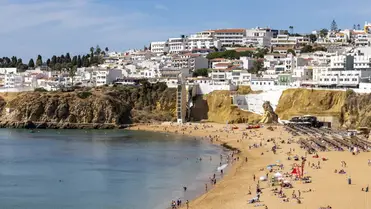 Albufeira, Portugália déli partvidékének népszerű üdülővárosa. Fotó: Martin Berry / UCG / Getty Images