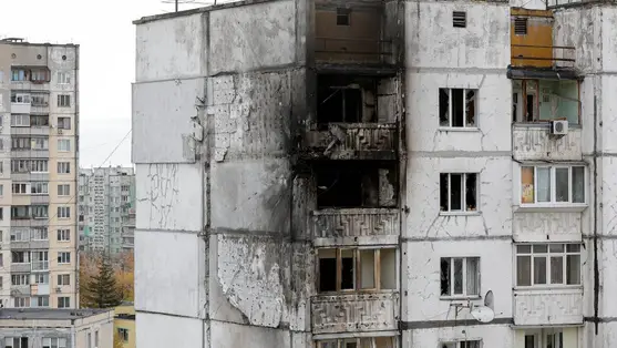 Orosz dróntámadásban találatot kapott kijevi lakótömb. (Fotó: MTI/EPA/Szerhij Dolzsenko)