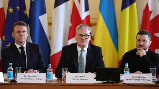 Emmanuel Macron francia elnök, Keir Starmer brit miniszterelnök és Volodimir Zelenszkij ukrán államfő a londoni Lancaster-házban rendezett védelmi csúcstalálkozón 2025. március 2-án (Fotó: MTI/EPA pool/Neil Hall)