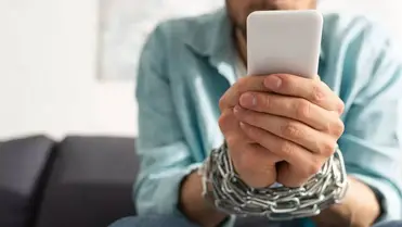 Pszichológus: a digitális detoxikálás jót tesz a pszichének és a társas kapcsolatoknak is. Illusztráció
