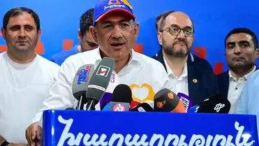 Nikol Pasinján miniszterelnök, a nyugatbarát Polgári Szerződés (Civil Contract) párt vezetője sajtótájékoztatót tart az örmény választások után Jerevánban, 2026. június 8-án (Fotó: KAREN MINASYAN/AFP)