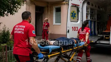 Betonburkolatra zuhant egy harmadik emeleti erkélyről egy 36 éves nő. A sérülthöz mentőegység érkezett a Técsői járásban. Fotó: Illusztráció. facebook.com/103zakarpat