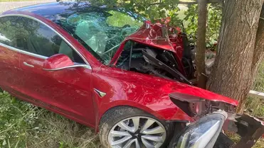 Balesetet szenvedett egy Tesla Lalovo (Beregleányfalva) közelében, két utast kórházba szállítottak. Fotó: Ukrán Nemzeti Rendőrség