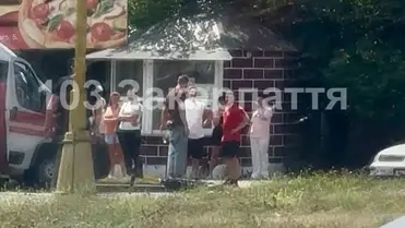 Súlyos közlekedési baleset történt Ungváron: két fiatal lány megsérült egy elektromos roller és egy autó ütközésében, a sofőr pedig egy későbbi verekedés során sérült meg. Fotó: Kárpátaljai Mentőszolgálat