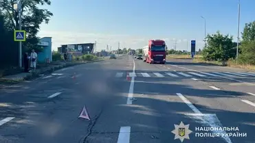 Halálos baleset történt az Ungvári járásban: egy Skoda elütött egy 79 éves nőt a kijelölt gyalogátkelőhelyen. A rendőrség nyomozást indított. Fotó: Ukrán Nemzeti Rendőrség