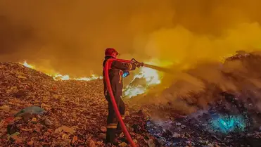 Több tucat tűzoltó és munkagép dolgozik a beregszászi hulladéklerakó tüzének felszámolásán. Fotó: DSZNSZ
