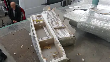 Bútorok közé rejtették a csempészcigarettát, de a röntgen lebuktatta őket. Fotó: NAV
