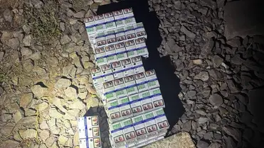 Szolgálati kutya vezette nyomra a határőröket: a cigarettát egy vasércpelletet szállító tehervagon oldalsó üregeiben rejtették el. Fotó: DPSZU
