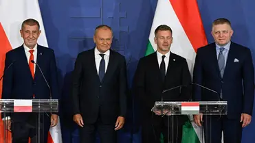 Andrej Babis cseh, Donald Tusk lengyel, Magyar Péter magyar és Robert Fico szlovák miniszterelnök (b-j) a visegrádi együttműködés (V4) kormányfőinek találkozója után tartott sajtótájékoztatón a Gödöllői Királyi Kastély Lovardájában 2026. június 23-án (Fotó: MTI/Hegedüs Róbert)