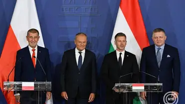 Andrej Babis cseh, Donald Tusk lengyel, Magyar Péter magyar és Robert Fico szlovák miniszterelnök (b-j) a visegrádi együttműködés (V4) kormányfőinek találkozója után tartott sajtótájékoztatón a Gödöllői Királyi Kastély Lovardájában 2026. június 23-án. MTI/Hegedüs Róbert