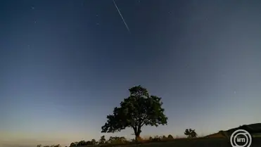 Meteor látszik az égbolton Salgótarján közeléből fotózva 2025. augusztus 11-én éjjel. MTI/Komka Péter