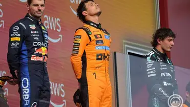 A győztes Lando Norris, a McLaren brit versenyzője (k), a második helyezett Max Verstappen, a Red Bull holland versenyzője (b) és a harmadik helyezett Kimi Antonelli, a Mercedes olasz versenyzője a Forma-1-es Magyar Nagydíj eredményhirdetésén a mogyoródi Hungaroringen 2026. július 26-án. MTI/Balogh Zoltán