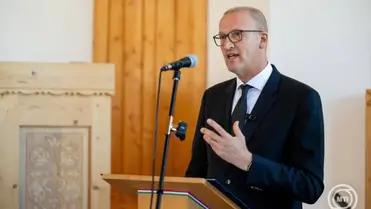 Tarr Zoltán társadalmi kapcsolatokért és kultúráért felelős miniszter beszédet mond az unitárius templomban tartott istentiszteleten a Petőfi Sándor Emlékhely új állandó kiállításának ünnepélyes megnyitóján az erdélyi Fehéregyházán 2026. július 26-án. MTI/Kiss Gábor