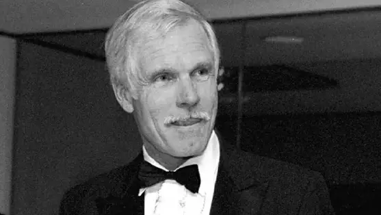 Ted Turner amerikai sajtómágnás, a CNN hírtelevízió megalapítója 1997. szeptember 18-án megérkezik az Amerikai ENSZ-társaságok Szövetségének New York-i gálaestjére. ( Fotó: MTI / EPA / Evan Schneider )