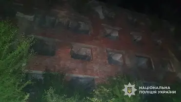 Egy 14 éves lány kizuhant egy elhagyott épület negyedik emeletéről Szolyván. A rendőrség szerint alkoholos befolyásoltság alatt állt, vizsgálják az eset körülményeit. Fotó: Ukrán Nemzeti Rendőrség