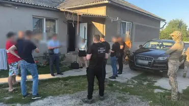 Felszámolták az illegális határátléptető hálózatot Kárpátalján – több mint 12 ezer dollárt és fegyvereket foglaltak le. Fotó: DPSZU