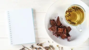 Zöld tea vagy étcsokoládé? Mutatjuk, melyik mire jó