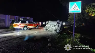 Három kiskorú lány meghalt, ketten megsérültek Brodiban, miután egy ittas Mercedes-sofőr fának és villanyoszlopnak ütközött, majd elmenekült. Fotó: Ukrán Nemzeti Rendőrség