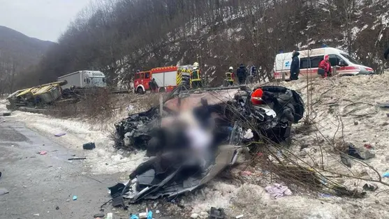 Halálos baleset: két teherautó és egy személyautó ütközött az Ábránkai-hágón. Fotó: Ukrán Nemzeti Rendőrség