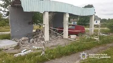 Buszmegállónak ütközött egy részeg autós Hmelnyickij megyében. Fotó: Ukrán Nemzeti Rendőrség