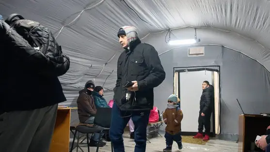 Emberek az ukrán vészhelyzeti szolgálat egyik melegedősátrában Kijevben 2026. január 13-án, az Ukrajna elleni háború negyedik évében (Fotó: MTI/AP/Efrem Lukackij)