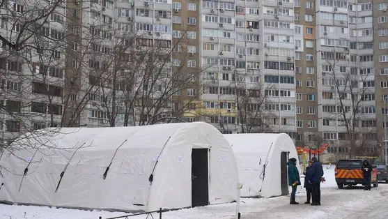 Az ukrán vészhelyzeti szolgálat melegedősátrai lakótömböknél Kijevben 2026. január 13-án. (Fotó: MTI/AP/Efrem Lukackij)