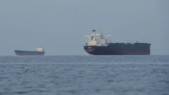 Tartályhajók horgonyoznak a Hormuzi-szorosban, az iráni Kesm-sziget partjai előtt 2026. április 18-án. (Fotó: MTI/AP/Asghar Besharati)