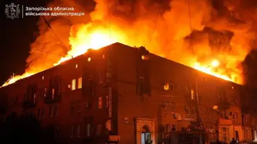  Egy orosz légicsapás következtében kigyulladt épület az ukrajnai Zaporizzsjai területen (Fotó: MTI/AP/Zaporizzsjai Területi Adminisztráció)