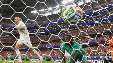 Yahia Fofana elefántcsontparti kapus nem tudja kivédeni a norvég Erling Haaland lövését a 2026-os labdarúgó-világbajnokságnak a nyolcaddöntőbe jutásért játszott Elefántcsontpart-Norvégia mérkőzésén (Fotó: MTI/AP/Tony Gutierrez)