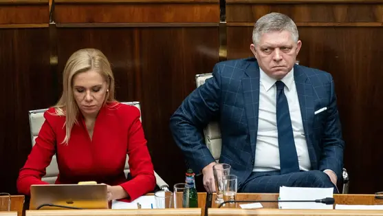 Robert Fico szlovák miniszterelnök és a helyettese, Denisa Saková gazdasági miniszter a parlament pozsonyi üléstermében 2025. január 21-én (Fotó: MTI/EPA/Jakub Gavlák)