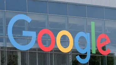 A Google amerikai informatikai cég neve a társaság anyavállalata, az Alphabet székházán, a kaliforniai Mountain Viewban (Fotó: MTI/EPA/John G. Mabanglo)