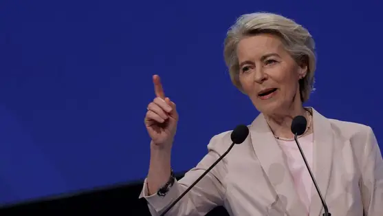 Ursula von der Leyen, az Európai Bizottság elnöke az Európai Néppárt valenciai kongresszusának nyitóülésén 2025. április 29-én (Fotó: MTI/EPA/EFE/Kai Försterling)