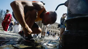  Ivókútnál hűsíti magát egy férfi a római Colosseumnál (Fotó: MTI/EPA/ANSA/Angelo Carconi)