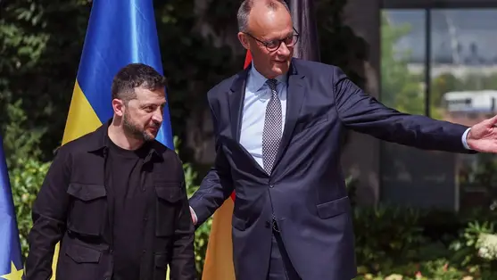 Friedrich Merz német kancellár fogadja Volodimir Zelenszkij ukrán elnököt a berlini kancellárián 2025. augusztus 13-án (Fotó: MTI/EPA pool/Filip Singer)