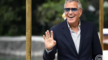George Clooney amerikai színész a 82. Velencei Nemzetközi Filmfesztiválra érkezik 2025. augusztus 27-én, a szeptember 6-ig tartó filmes seregszemle nyitónapján. MTI/EPA/ANSA/Ettore Ferrari