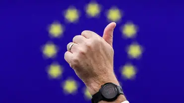  A parlament egyik képviselője fölmutatja a hüvelykujját egy szavazás során az Európai Parlament plenáris ülésén Strasbourgban 2025. november 25-én (Fotó: MTI/EPA/Ronald Wittek)