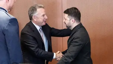Volodimir Zelenszkij ukrán elnök és Steve Witkoff elnöki különmegbízott, az általa vezette amerikai küldöttséggel tartandó háromoldalú egyeztetés előtt a berlini kancellárián 2025. december 14-én (Fotó: MTI/EPA/Német kormány sajtószolgálata/Guido Bergmann)