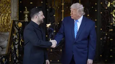 Donald Trump amerikai elnök (j) és Volodimir Zelenszkij ukrán elnök kezet fog a floridai Palm Beachben lévő Mar-a-Lago elnöki rezidencián 2025. december 28-án (Fotó: MTI/EPA/Elnöki hivatal sajtószolgálata)