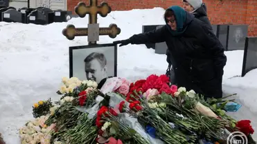 Ljudmilla Navalnaja, a néhai Alekszej Navalnij orosz ellenzéki politikus édesanjya (elöl) a fia halálának második évfordulóján tartott megemlékezésen a moszkvai Boriszovszkoje temetőben lévő sírjánál 2026. február 16-án. Navalnij börtönben halt meg 47 éves korában. MTI/EPA/Makszim Sipenkov