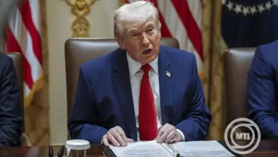 Donald Trump amerikai elnök kabinetülést tart a washingtoni Fehér Házban 2026. március 26-án. MTI/EPA pool/Will Oliver