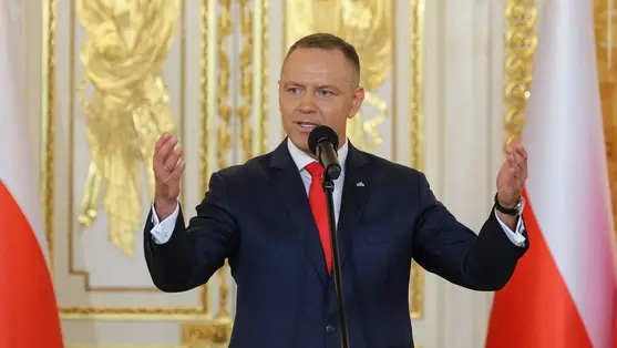 Karol Nawrocki lengyel államfő beszédet mond a lengyel alkotmány napján adományozott állami kitüntetések átadási ünnepségén a varsói királyi várban 2026. május 3-án (Fotó: MTI/EPA/PAP/Pawel Supernak)