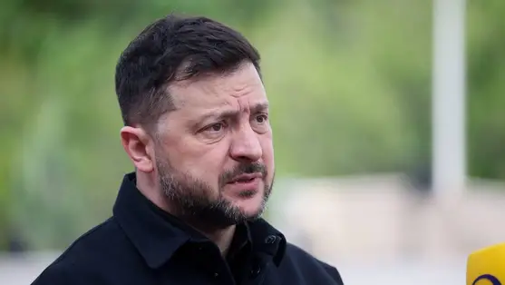 Volodimir Zelenszkij ukrán elnök nyilatkozik a sajtó képviselőinek az Európai Politikai Közösség csúcstalálkozója előtt Jerevánban 2026. május 4-én (Fotó: MTI/EPA/PAP/Leszek Szymanski)