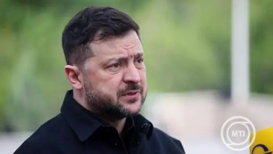 Volodimir Zelenszkij ukrán elnök nyilatkozik a sajtó képviselőinek az Európai Politikai Közösség csúcstalálkozója előtt Jerevánban 2026. május 4-én. MTI/EPA/PAP/Leszek Szymanski